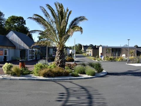 Mobil-home 35m², 3 chambres, terrasse couverte, piscine chauffée, à 200m de la plage, Jullouville - FR-1-361A-6 House in Jullouville