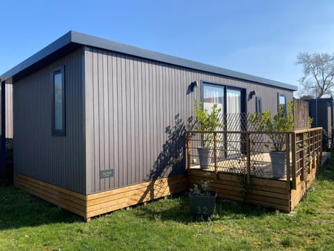 Mobil-home 3 chambres avec piscine chauffée, proche plage et commerces - FR-1-361A-16 House in Jullouville