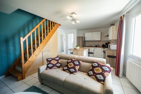 Kitchen or kitchenette, Living room, Seating area, Dining area, minibar, pet friendly, stove