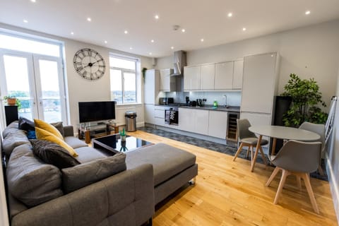 Kitchen or kitchenette, Living room, Seating area, Dining area