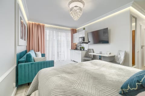 Bed, TV and multimedia, Living room, Seating area, Dining area, Bedroom