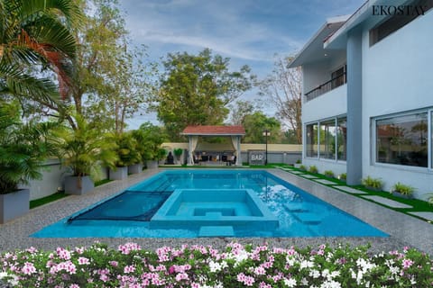 Property building, Spring, Day, Garden, Garden view, Pool view, Swimming pool, sunbed