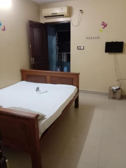 Bed, TV and multimedia, Bedroom