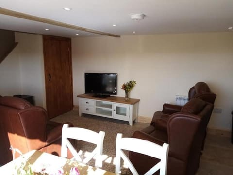 Rural getaway with a view - Old Spout Barn House in England