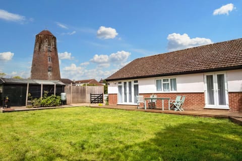 Property building, Day, Garden, Garden view, Landmark view