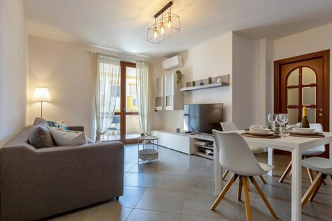 TV and multimedia, Living room, Seating area, Dining area