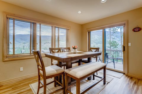 Snowy Paws at Eagles Nest Townhome: Cozy Mountain Getaway House in Silverthorne