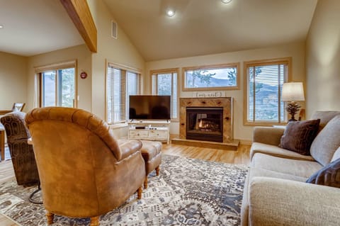 Snowy Paws at Eagles Nest Townhome: Cozy Mountain Getaway House in Silverthorne