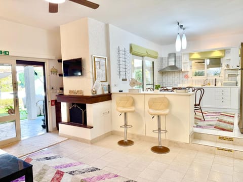 Seating area, fireplace