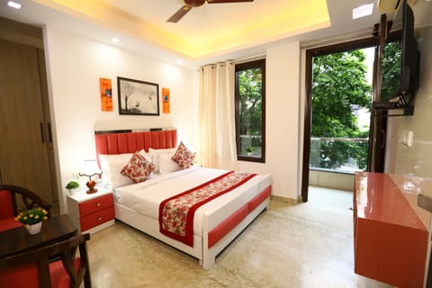 Photo of the whole room, Bedroom