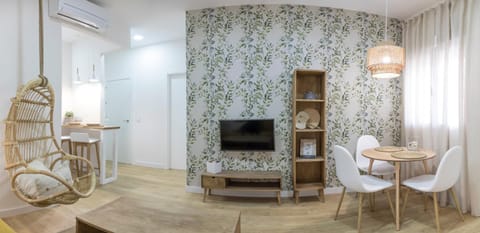 Communal lounge/ TV room, TV and multimedia, Living room, Seating area, Dining area