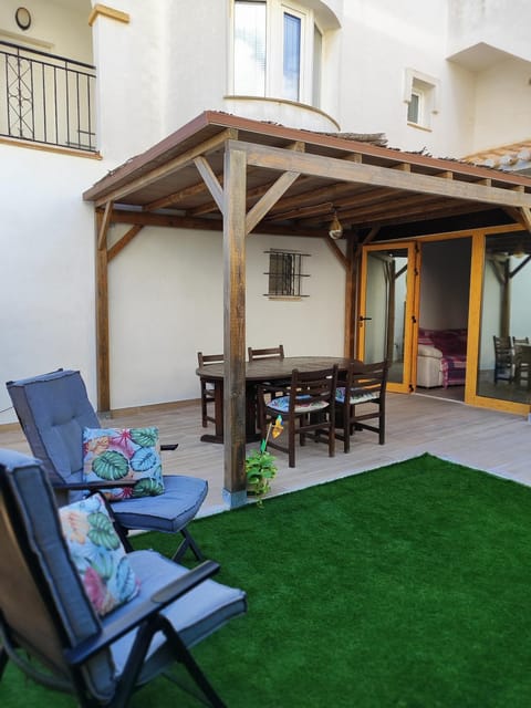 Patio, Spring, Day, Garden, Seating area, Dining area, Garden view, sunbed