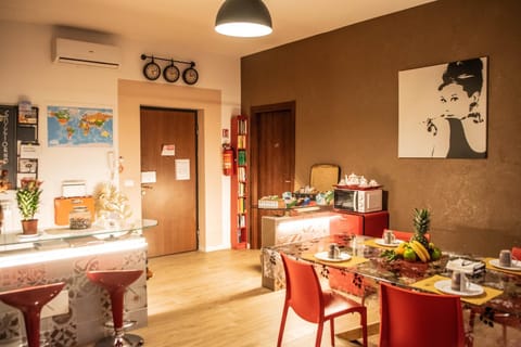 Library, Coffee/tea facilities, Communal kitchen, Continental breakfast, Buffet breakfast, heating, internet