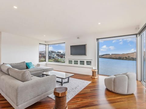 TV and multimedia, Living room, Seating area, River view