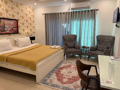 Photo of the whole room, Bedroom