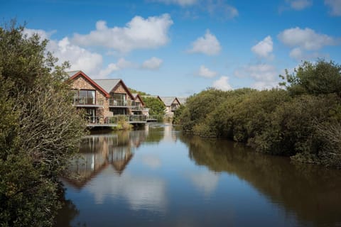 Property building, Day, Natural landscape, Fishing, Fishing, Lake view, River view