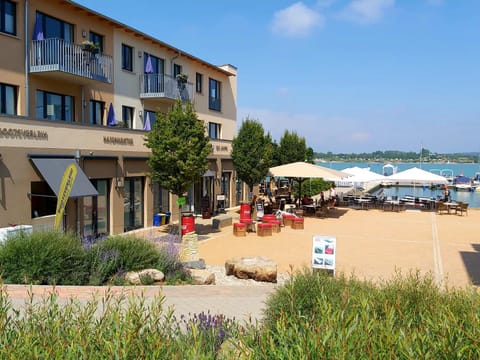 Property building, Restaurant/places to eat, Summer, Balcony/Terrace, Lake view