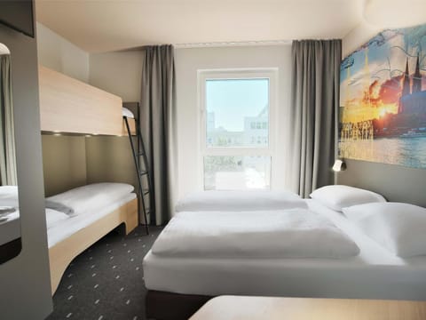 Bed, Photo of the whole room, Family