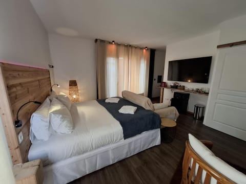 Bed, TV and multimedia, Living room, Bedroom