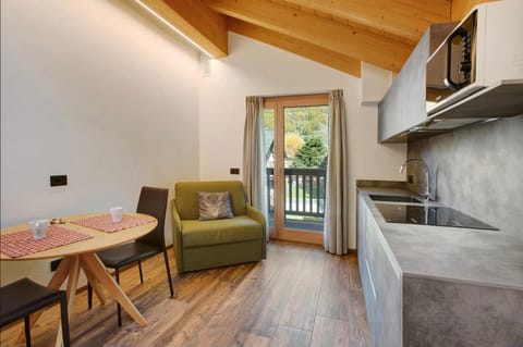 Kitchen or kitchenette, Living room, Dining area, minibar, pet friendly