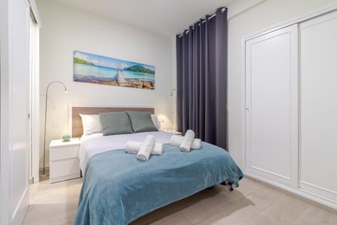 Photo of the whole room, Bedroom