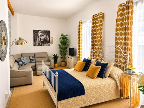 Bed, TV and multimedia, Decorative detail, Bedroom