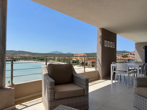 Natural landscape, Balcony/Terrace, Dining area, Sea view