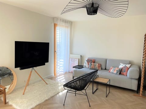 Communal lounge/ TV room, TV and multimedia, Living room, Seating area, Dining area