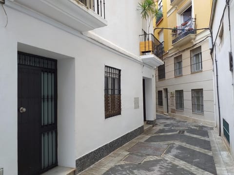 Facade/entrance, Day, Neighbourhood