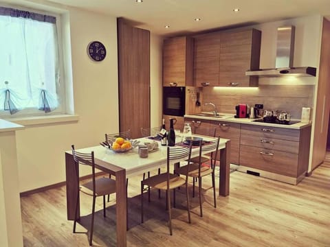 Kitchen or kitchenette, Food and drinks, Dining area, stove