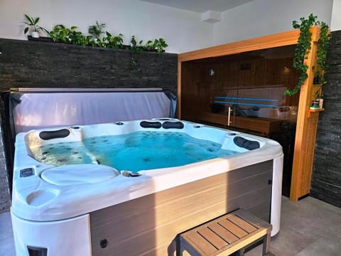 Hot Tub, Sauna
