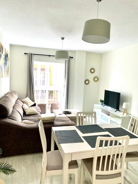 TV and multimedia, Living room, Seating area, Dining area