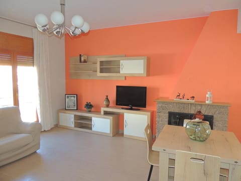 Communal lounge/ TV room, TV and multimedia, Living room, Seating area, Dining area