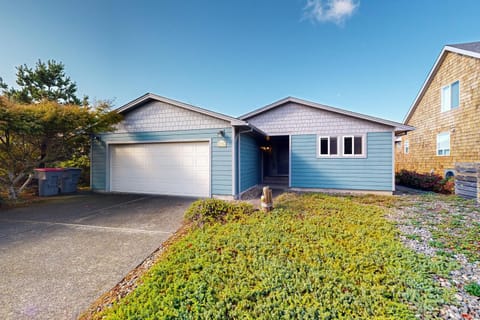 Azure Waves House in Seaside
