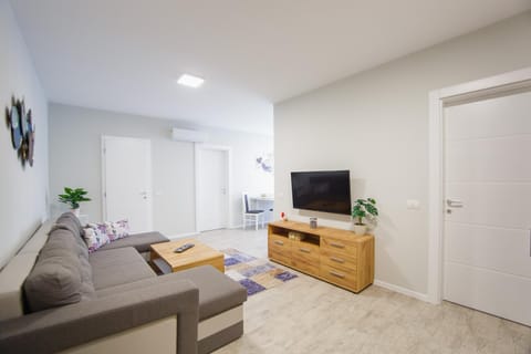 Communal lounge/ TV room, TV and multimedia, Living room
