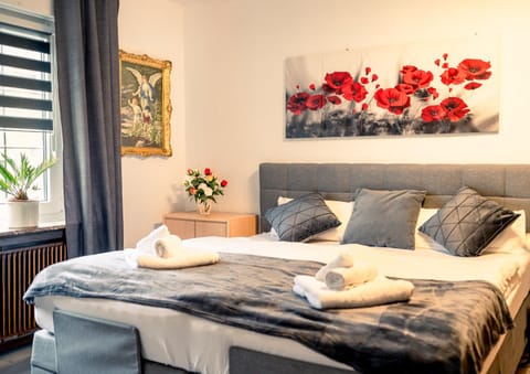 Bed, Bedroom, towels