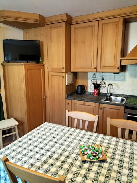 Kitchen or kitchenette, Dining area, dishwasher, minibar, pet friendly, stove