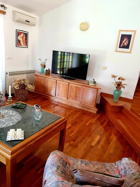 Communal lounge/ TV room, TV and multimedia, Living room, Seating area, air conditioner