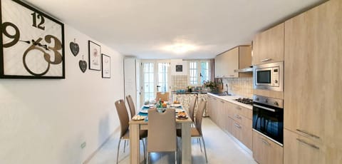 TV and multimedia, Kitchen or kitchenette, Living room, Seating area, Dining area