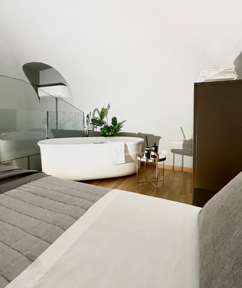 Bed, Hot Tub, Bedroom