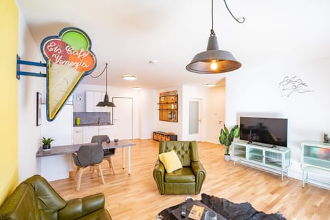 TV and multimedia, Living room, Seating area, Dining area
