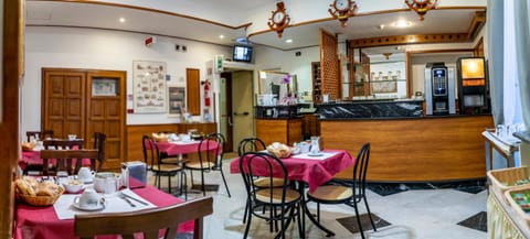 Restaurant/places to eat, Lounge or bar