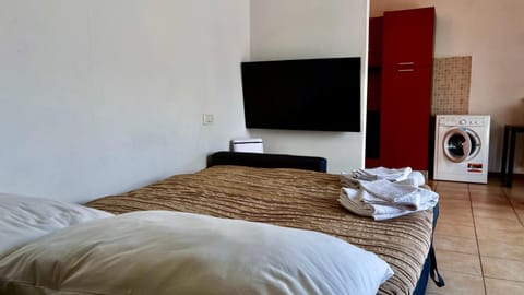 Bed, TV and multimedia, Photo of the whole room, Evening entertainment, Bedroom, towels, washing machine, air conditioner