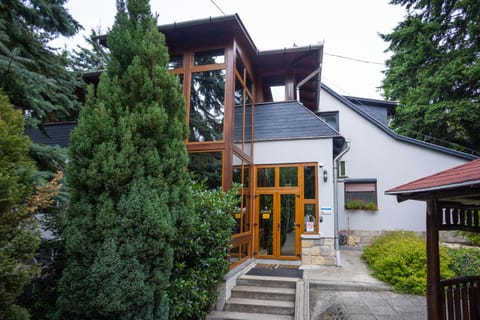 Property building, Facade/entrance, Garden, Garden view