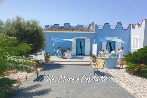 Property building, Facade/entrance, Garden, Balcony/Terrace, Balcony/Terrace, Garden view