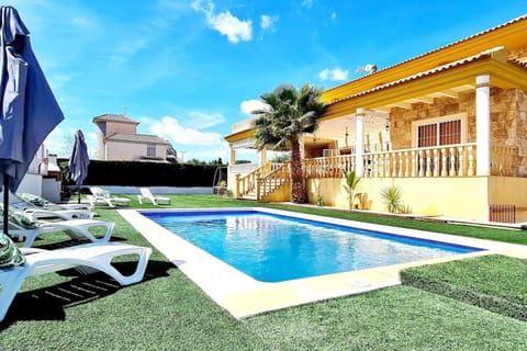 Property building, Day, Pool view, Swimming pool, sunbed