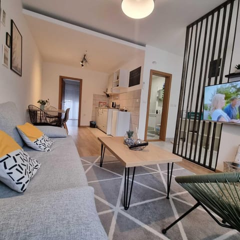TV and multimedia, Kitchen or kitchenette, Living room
