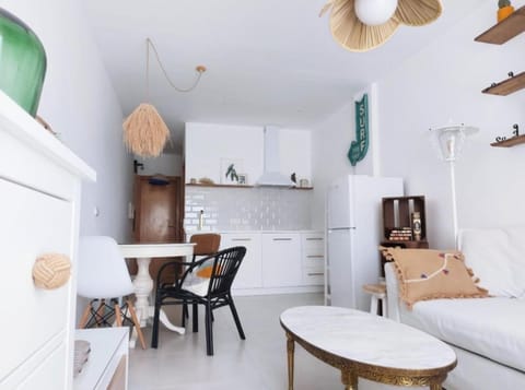 Kitchen or kitchenette, Living room, Seating area, Dining area