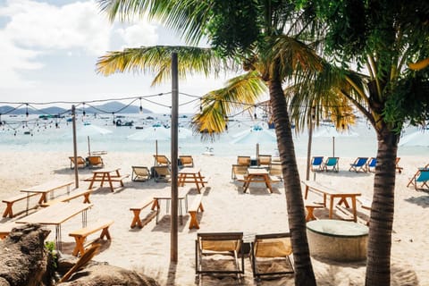 Restaurant/places to eat, Lounge or bar, Beach