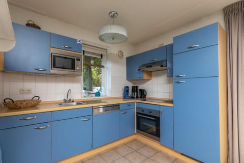 Villa-Meerchen-Villa-mit-ueberdachter-Terrasse-800m-vom-Strand-entfernt Villa in Kamperland